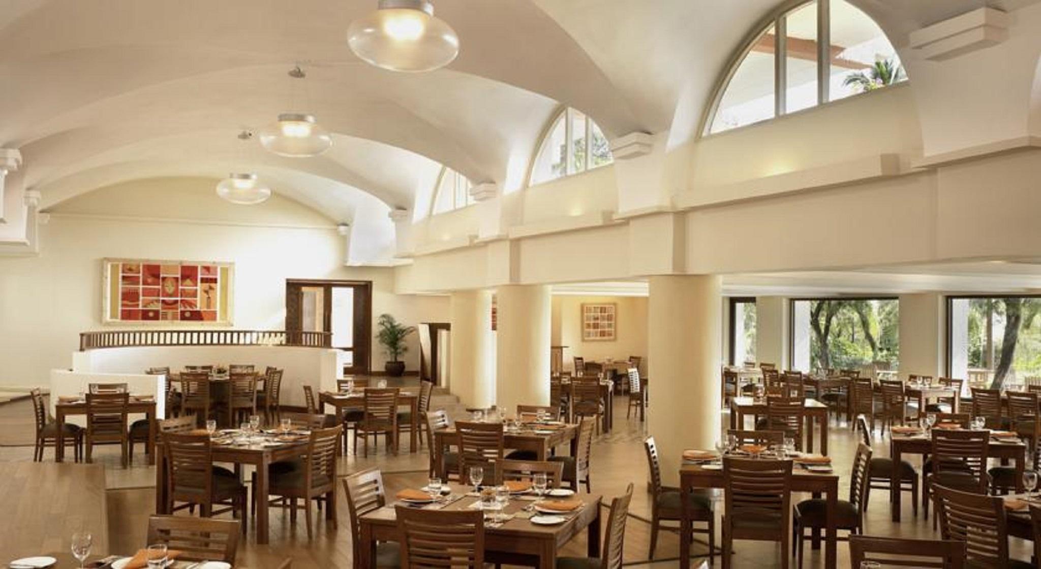 Taj Cidade De Goa Heritage, Goa Santa Cruz Esterno foto The restaurant at the Taj Bengal