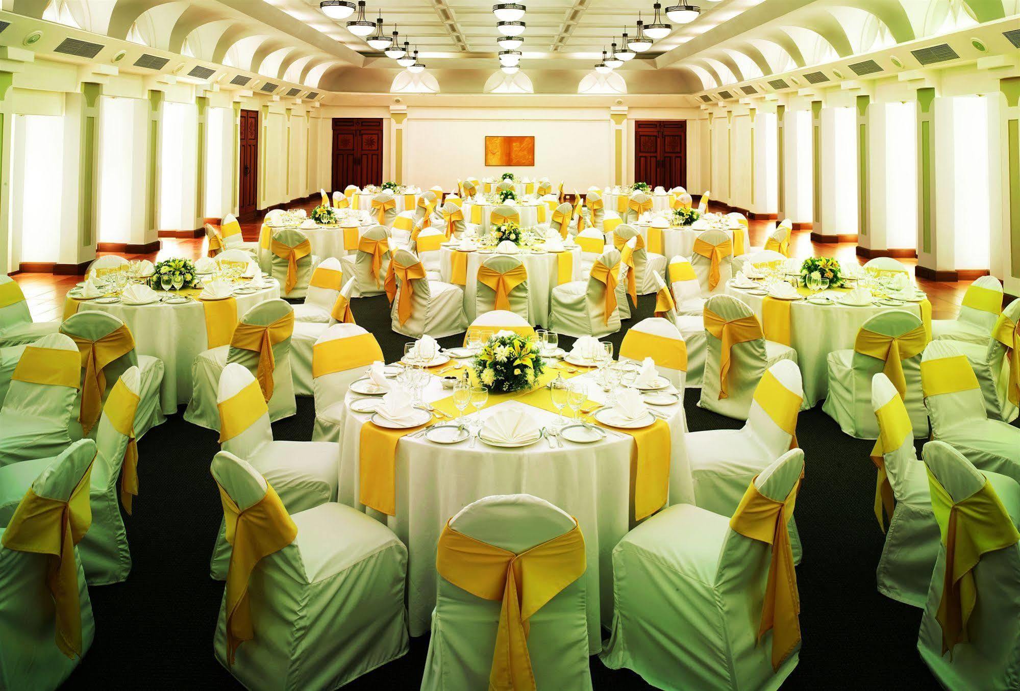 Taj Cidade De Goa Heritage, Goa Santa Cruz Esterno foto A wedding reception at the Royal Thai Navy Convention Center